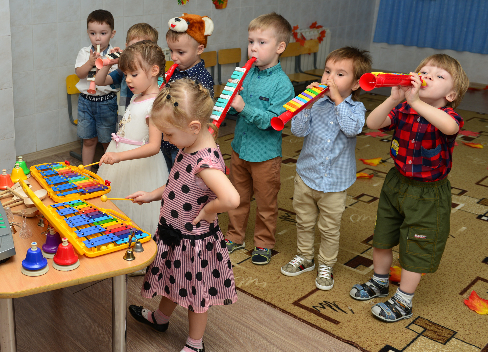 Музыкальная игра оркестр. Музыкальная деятельность дошкольников. Музыкальные кружки для детей. Дети в детском саду. Музыкальный кружок в детском саду.